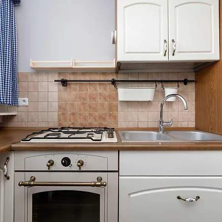 Family With Workspace And 3 Bedrooms By Renters Apartment *